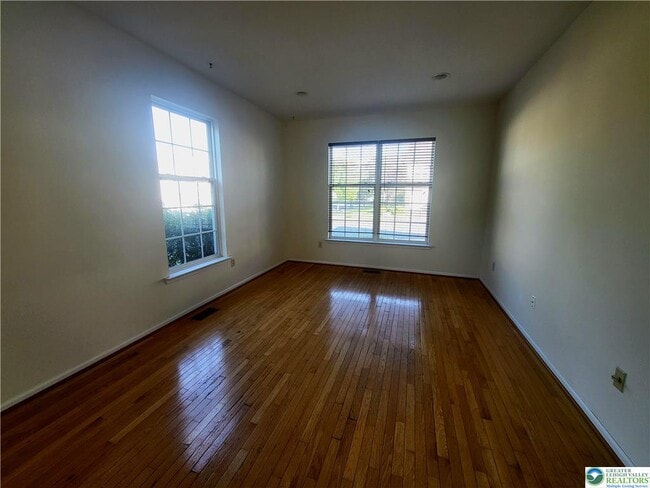 Building Photo - 5215 Spring Ridge Dr E