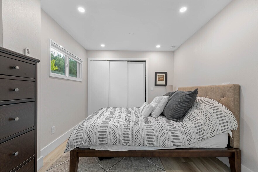 Building Photo - 228 E Harding St