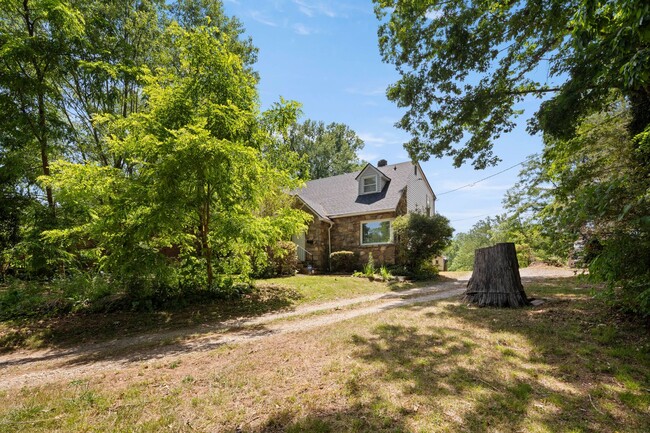Building Photo - Lovely Two-Story West Asheville Apartment