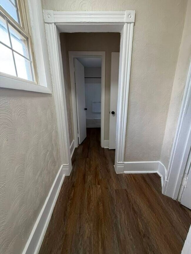 Building Photo - Comfortable Family Home with Modern Updates