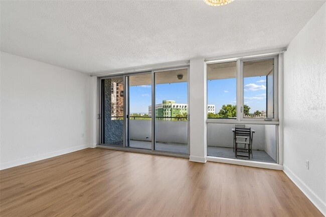 Building Photo - 470 3rd St S