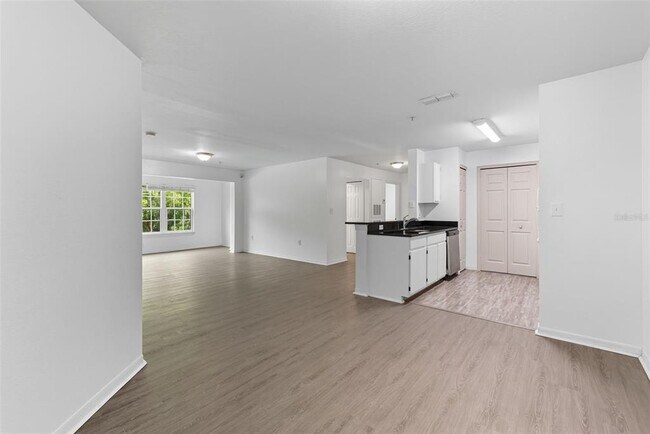 Building Photo - 5459 Vineland Rd
