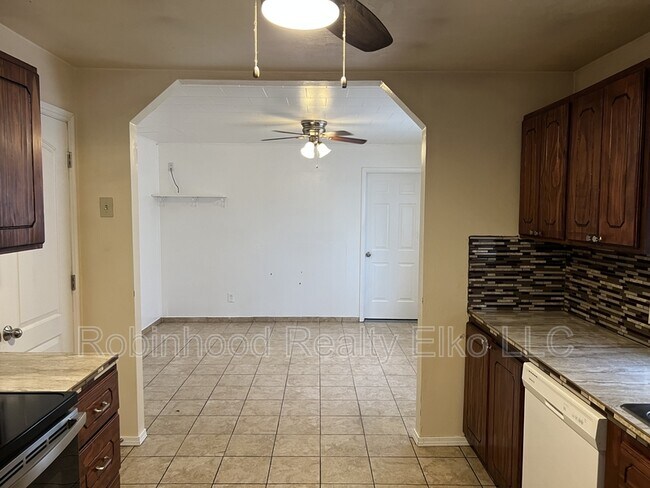 Building Photo - 786 Wilson Ave