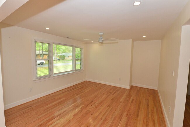 Building Photo - 817 Englewood Dr