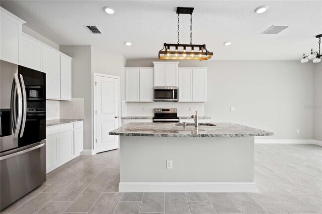 Building Photo - 2560 Warren Acrs Blvd