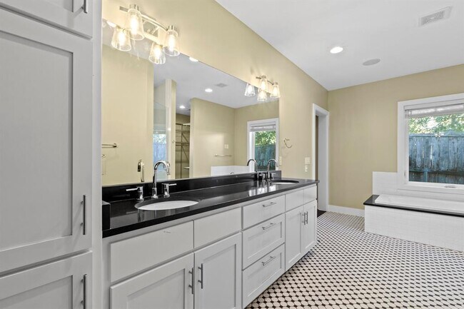 Building Photo - 2609 Oak Haven Dr