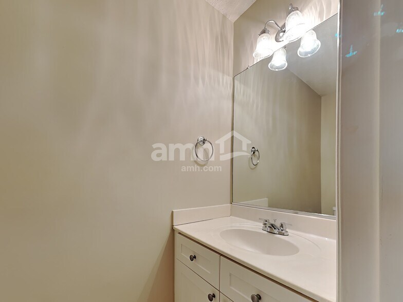 Building Photo - 6217 Highland Brook Dr