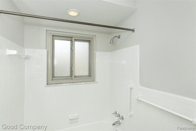 Building Photo - 946 N Adams Rd