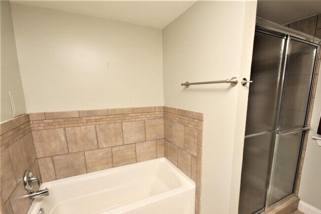 Building Photo - Updated Downtown Frederick Property in prime location available mid August!