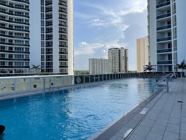 Building Photo - 16001 Collins Ave