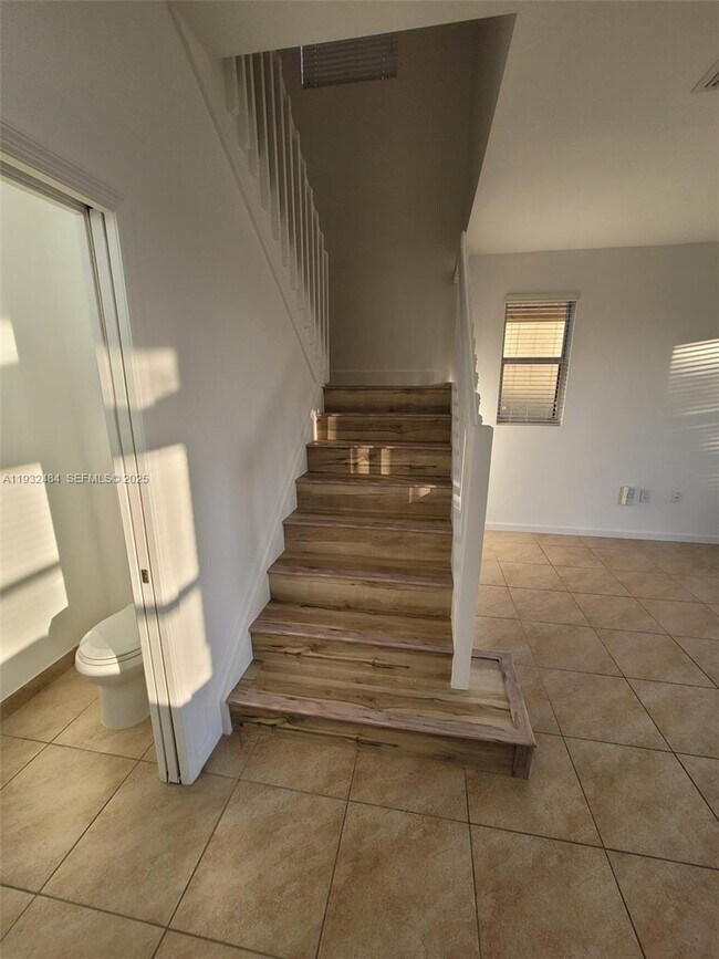 Building Photo - 156 SE 21st Terrace