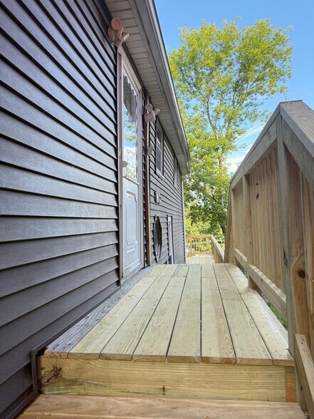ENTRANCE/DECK - 461 Aiken Ave