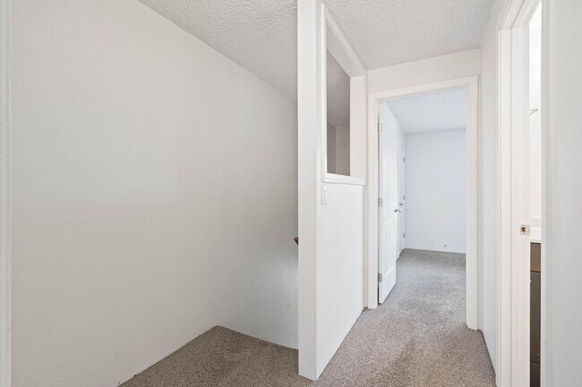 Building Photo - Well-maintained 2-bdrm/1-bath unit in tri-plex—On-site laundry, off-street parking, storage