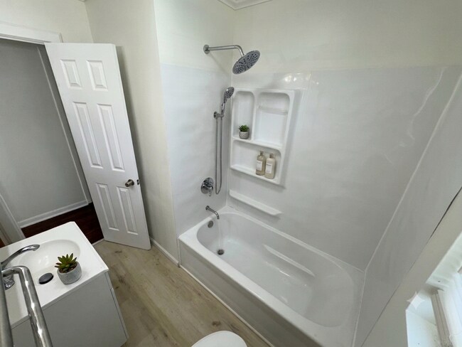 Building Photo - Cozy 2BD/1BA house in Wolverine Lake with hardwood floors