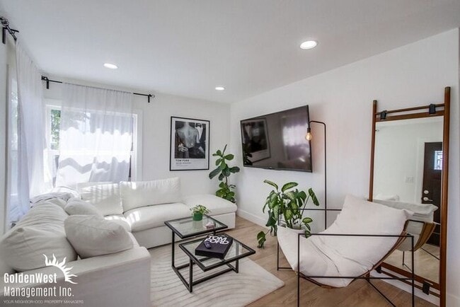 Building Photo - Beautifully Remodeled 4Bdm 2Ba Home with Detached Room/Gym Home in Talmadge Neighborhood.