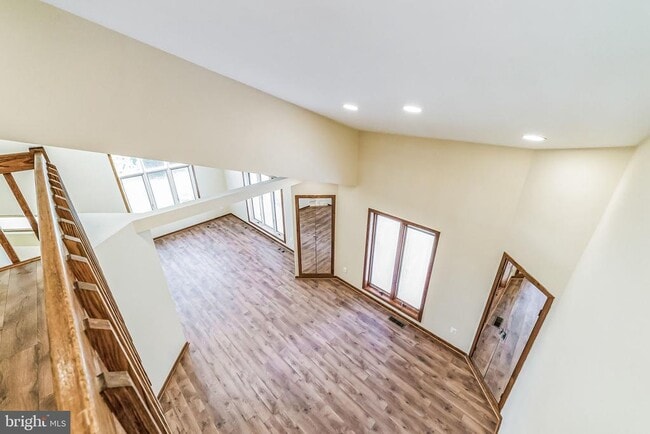 Building Photo - 468 Long Ln