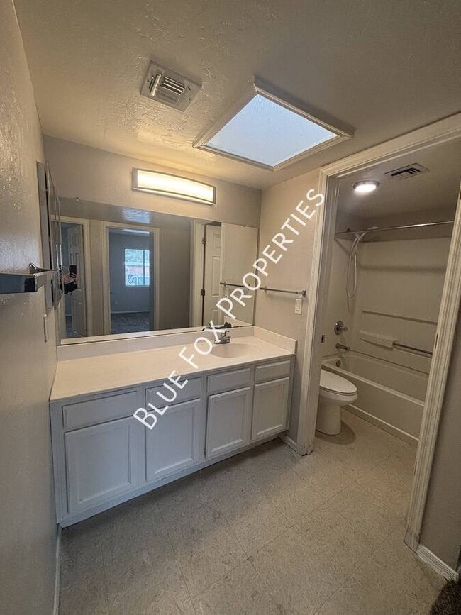 Building Photo - 110 W Delano St