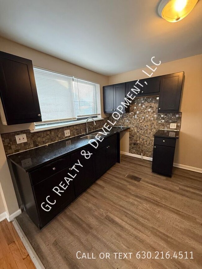 Building Photo - 9906 S Clyde Ave