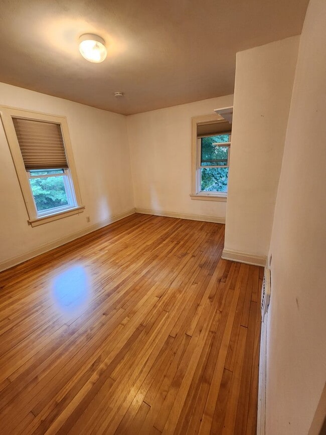 Building Photo - Amazing 5 Bedroom 2.5 Bath Home w/ 300sqft...