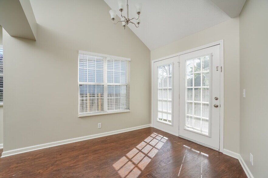 Building Photo - 903 Bexhill Ct S