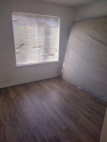 Bedroom - 1221 University Ct