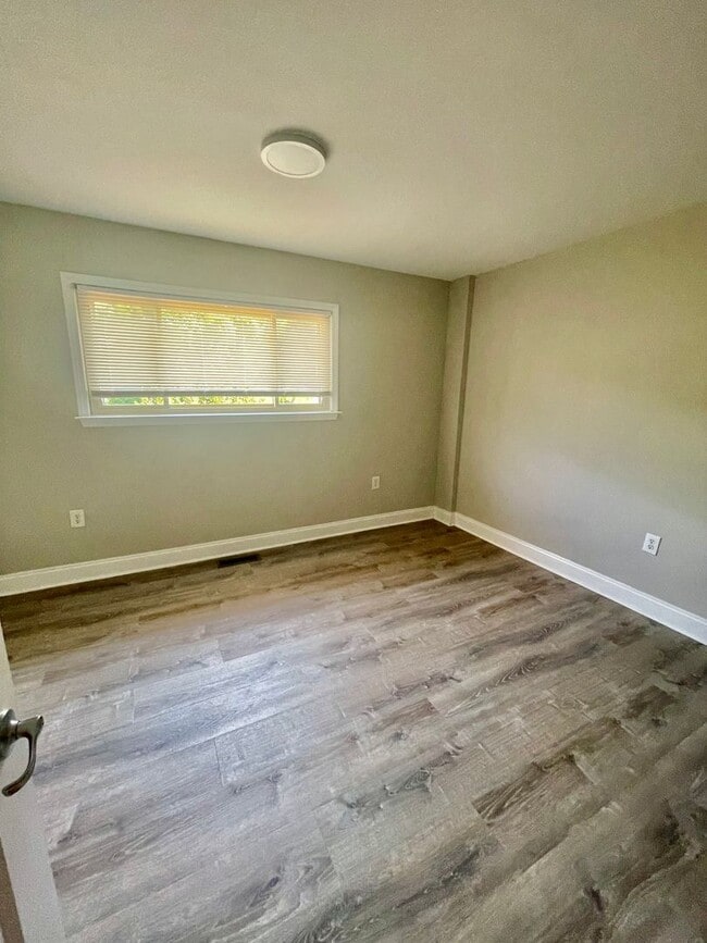 Building Photo - Must see this adorable 2 bedroom 1.5 bath ...