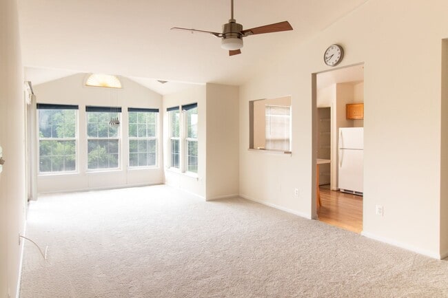 Building Photo - Bright & Updated 2 BD 2 BA Condo Conveniently located in Alexandria, VA
