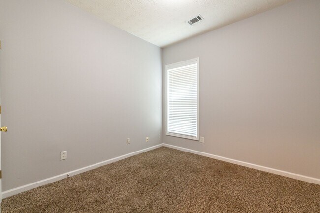 Building Photo - 4 Bedroom/2.5 Bath Townhouse!