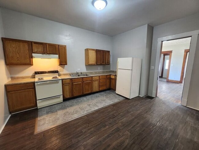 Building Photo - Spacious 2 Bedroom 1 Bath