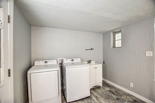 Building Photo - Vintage Ranch Home