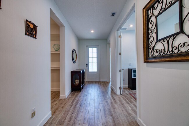 Building Photo - 10407 SW Aquila Wy