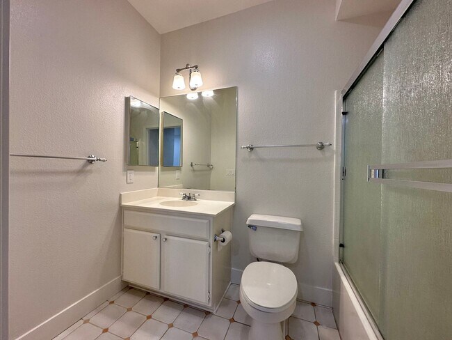 Building Photo - Spacious 2BD Condo with a garage!