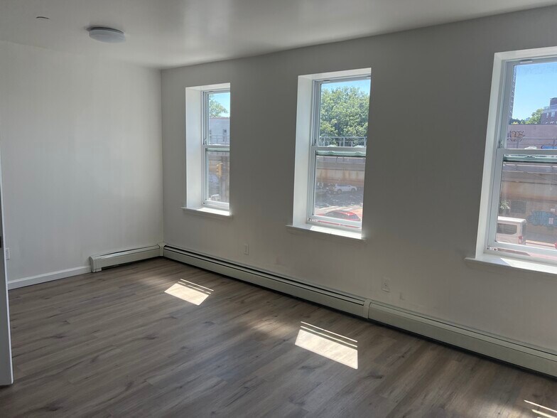 Open living/dining layout ideal for relaxing - 1835 Atlantic Ave
