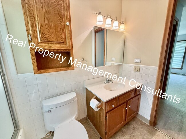 Building Photo - 2 Bedroom, 1.5 Bath Now Available!