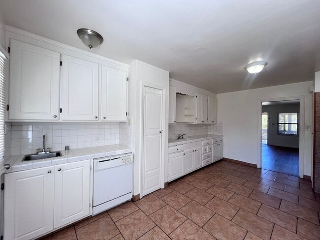 Building Photo - SPACIOUS 2 BEDROOM/1 BATH AVAILABLE IN HAYWARD CA !!!!