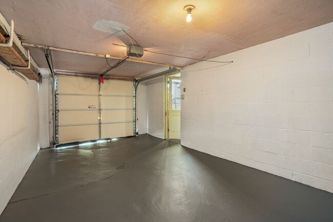 Building Photo - Recently Updated Home in Baldwin!