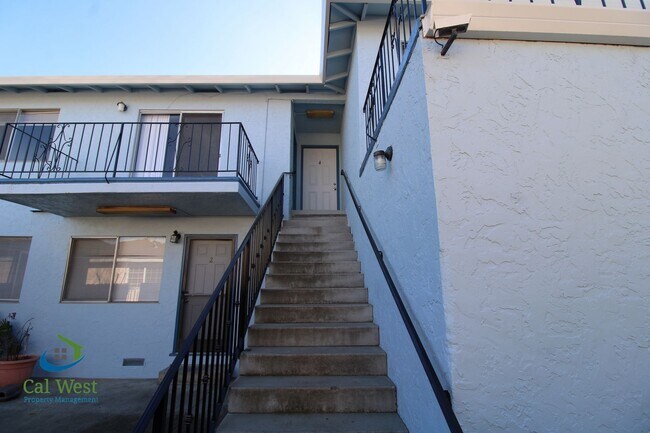 Building Photo - $2,195 1 Bedroom 1 Bath Upstairs Apartment in 4 Plex