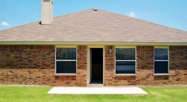 Building Photo - Great Location!