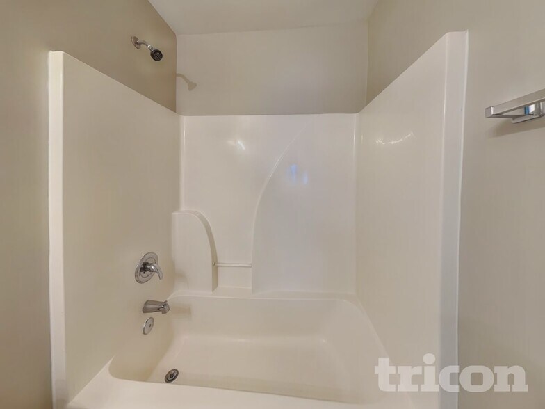 Building Photo - 5819 Twin Brook Dr