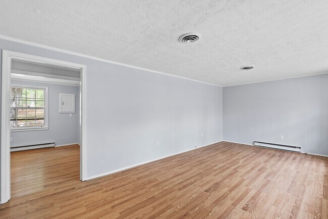 Building Photo - Updated 3-Bedroom Home on Quiet Street in Charlotte Court House!