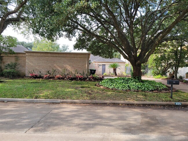 Building Photo - 406 Fox Briar Ln