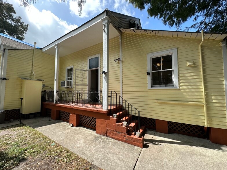 Private Porch overlooking Garden - 3821 Dauphine St
