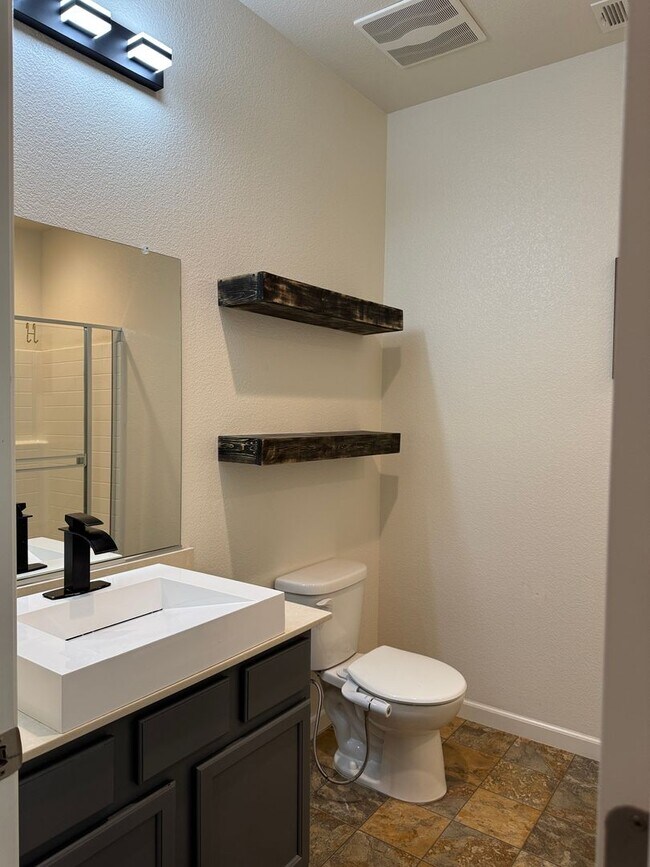 Building Photo - NOW AVAILABLE!! BEAUTIFUL HOME IN GATED COMMUNITY OF PATTERSON