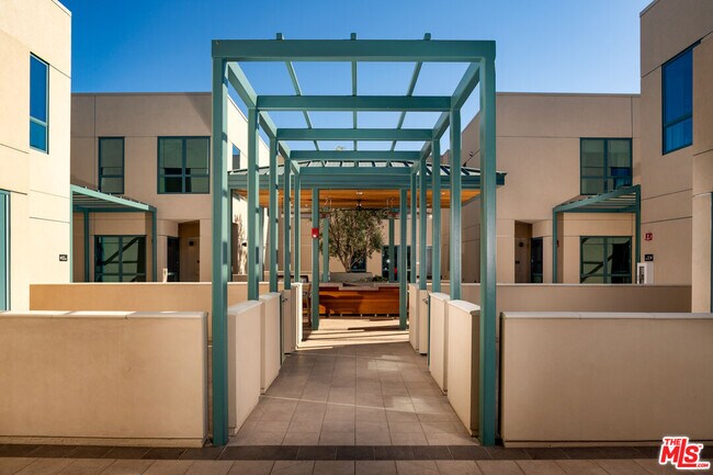 Building Photo - 2300 Wilshire Blvd