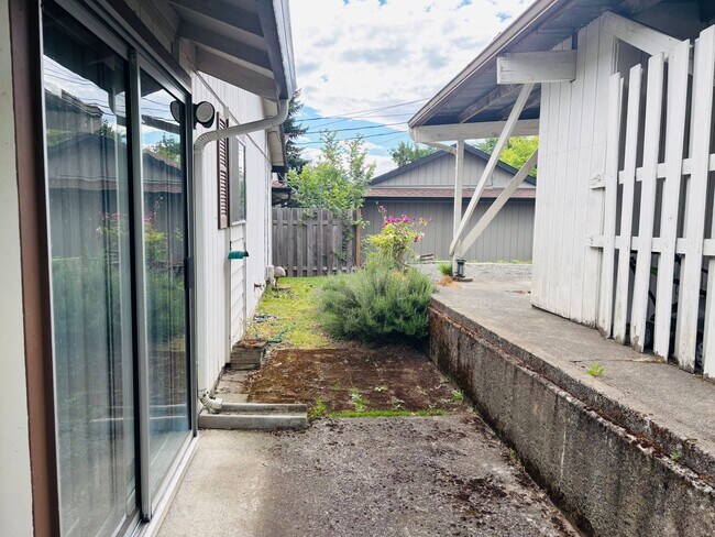 Building Photo - Bright 2 BR Carter Park Living with Fireplace, Carport, and Tons of Storage!