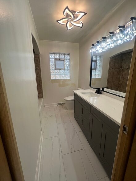 Building Photo - 4852 N Greenwood Ave