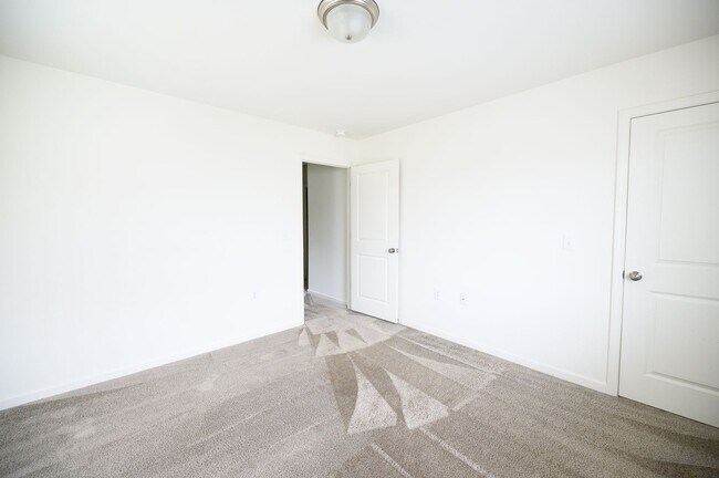 Building Photo - Like new construction 2 story home 4 bedro...