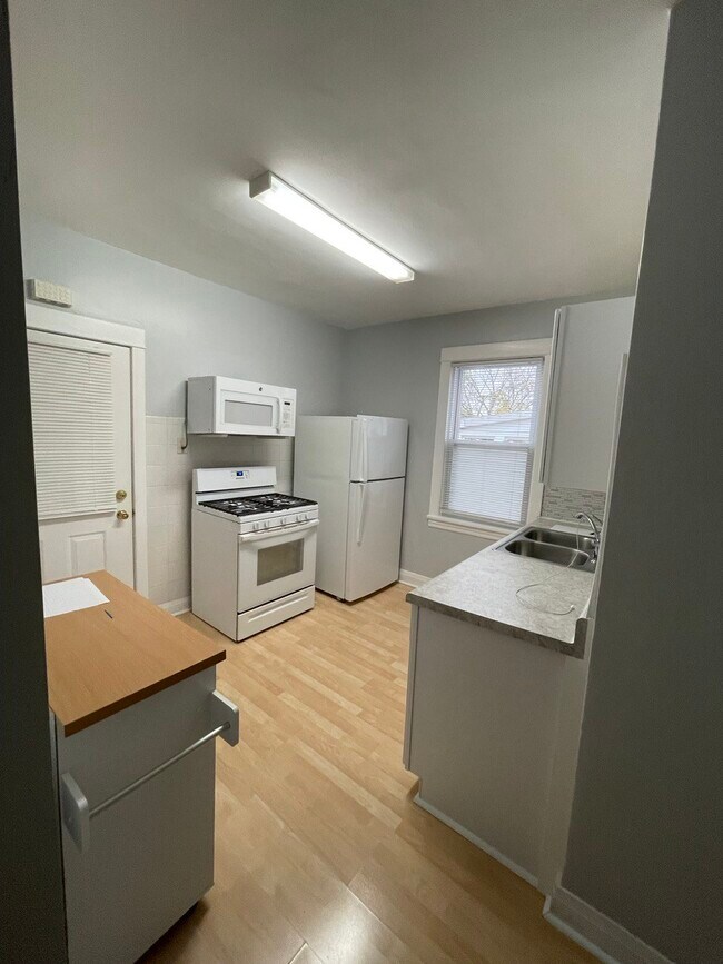 Kitchen 01 - 5434 N Lotus Ave