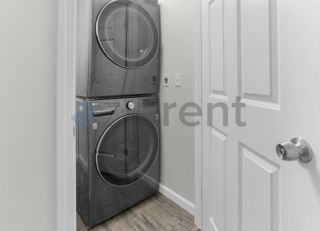 Building Photo - Unit 401