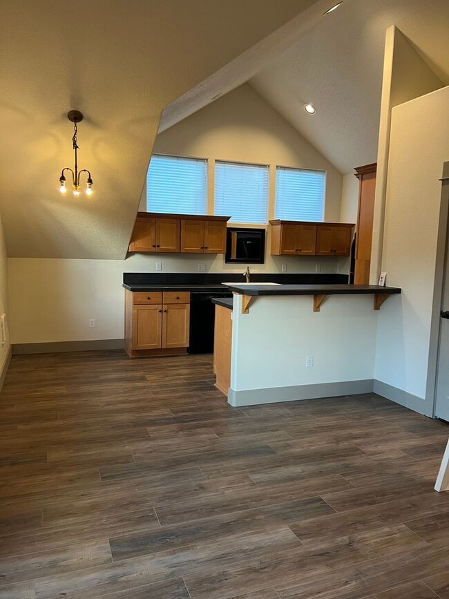 Building Photo - Studio on Awbrey Butte with Great Views